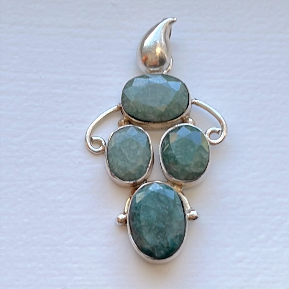925S. Silver Natural Emerald stone Pendant